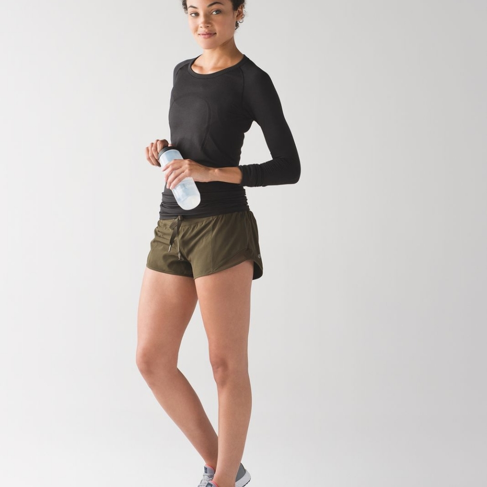 Lululemon Hotty Hot shorts size 8 in EUC - Picture 6 of 15